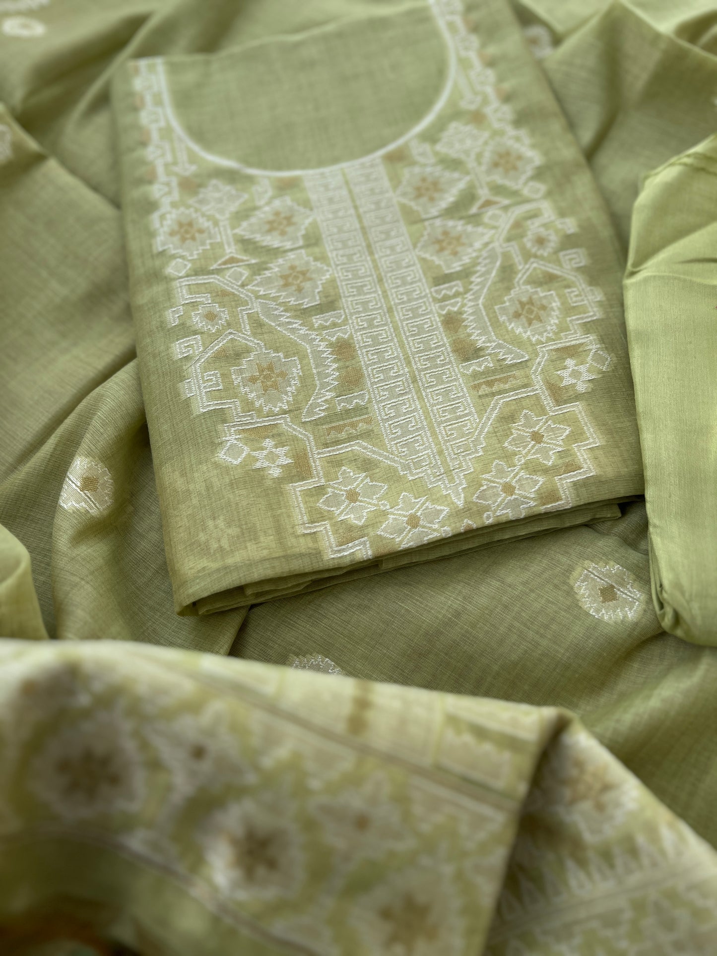 Elegant Handwoven Jamdani Suit in Pistachio Green