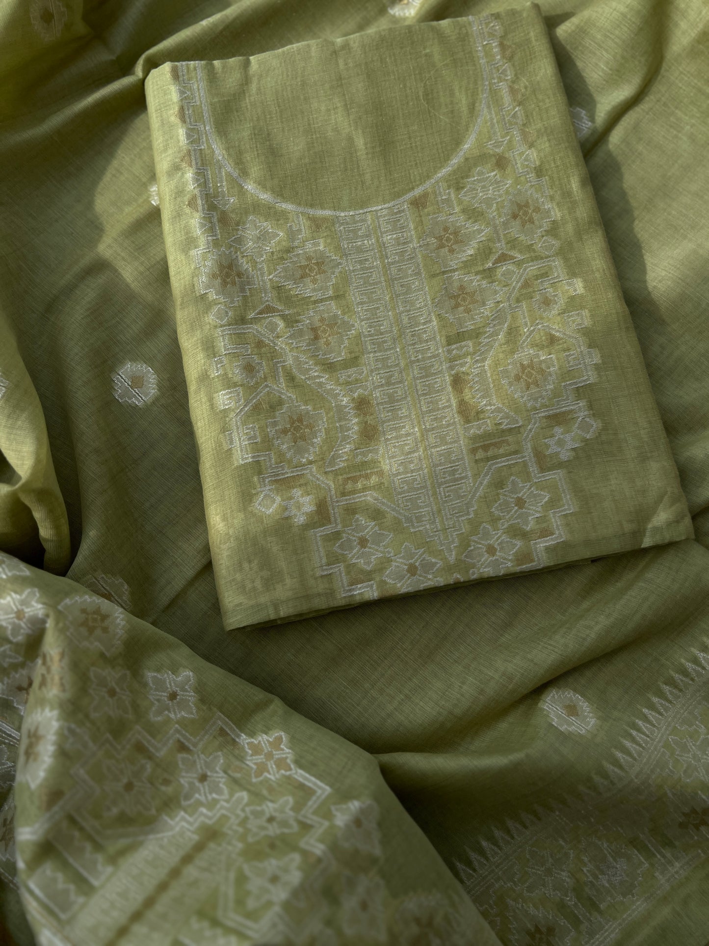 Elegant Handwoven Jamdani Suit in Pistachio Green