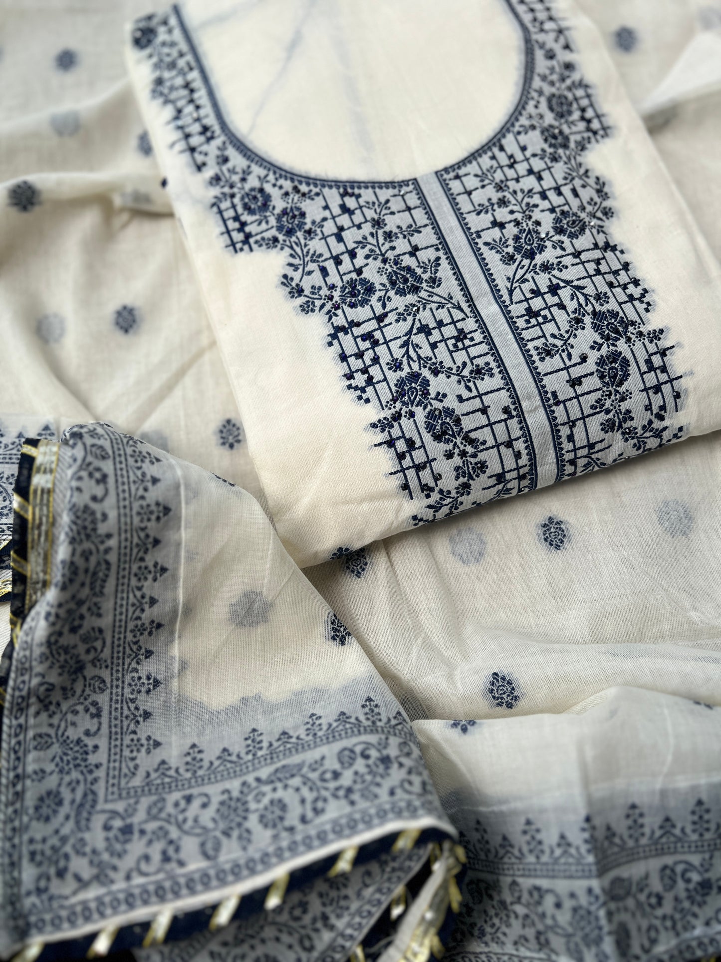 Classic Cotton Elegance in Blue & White