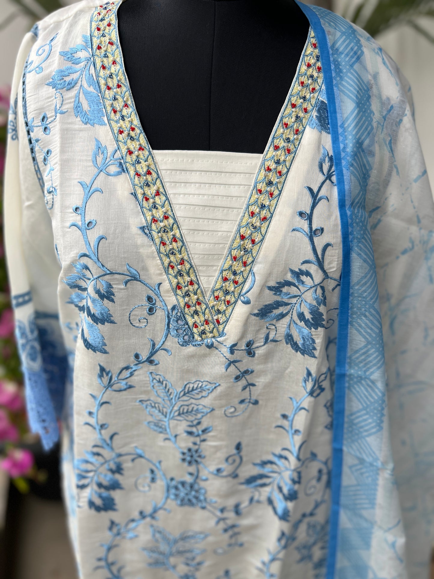 Timeless White – Embroidered Mal Chanderi with Lace Detailing