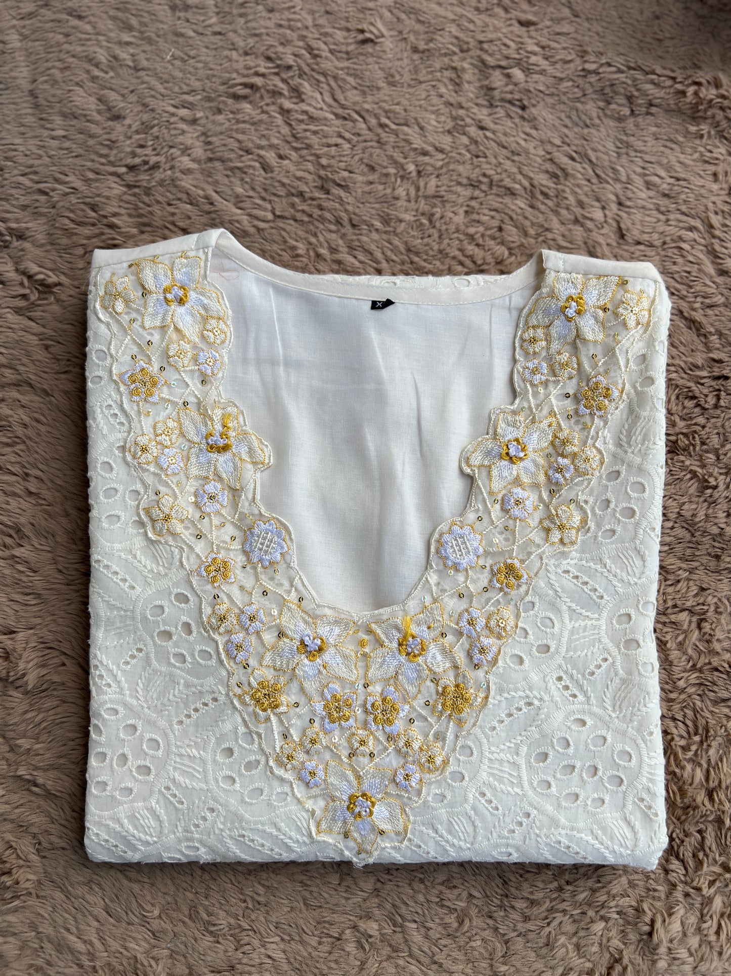 Hakooba Pakistani Co-ord Set with Elegant DetailingI’m