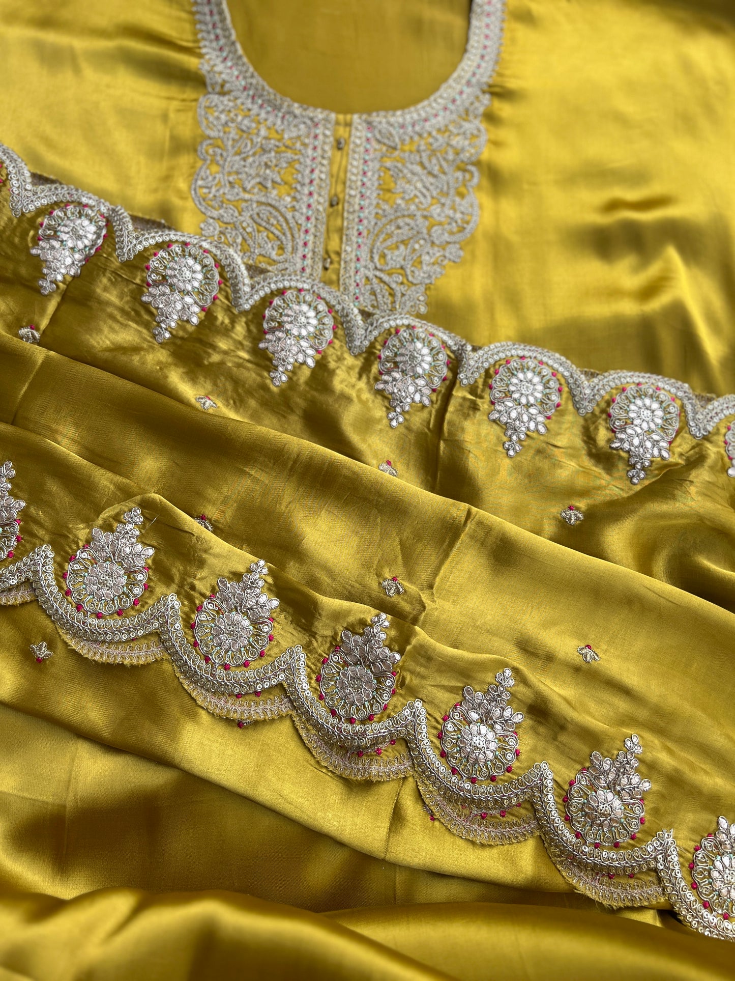 Finest Crepe Elegance with Intricate Embroidery β¨