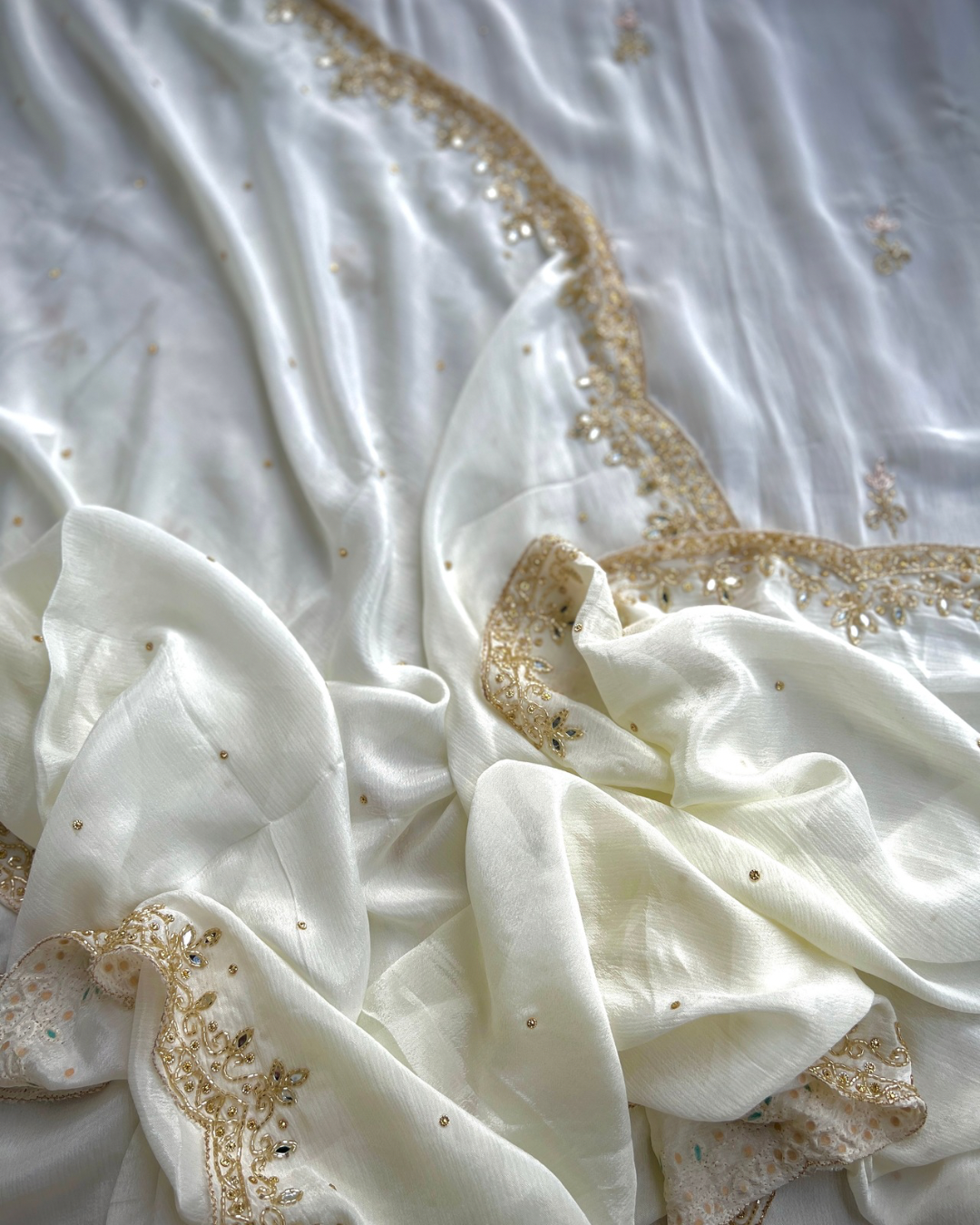 Pearl Glow β White Chinnon with Kalkatta Handwork