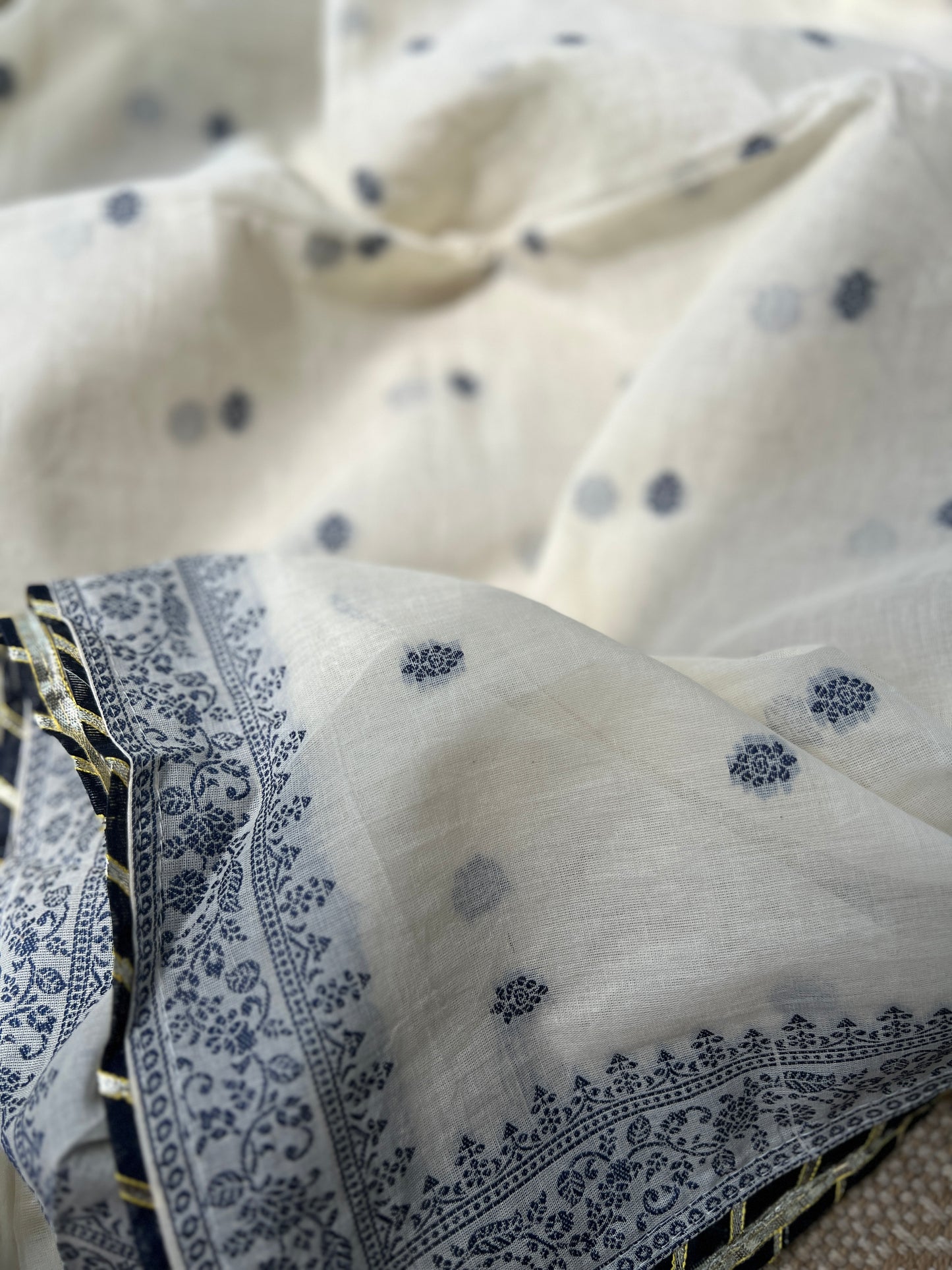 Classic Cotton Elegance in Blue & White