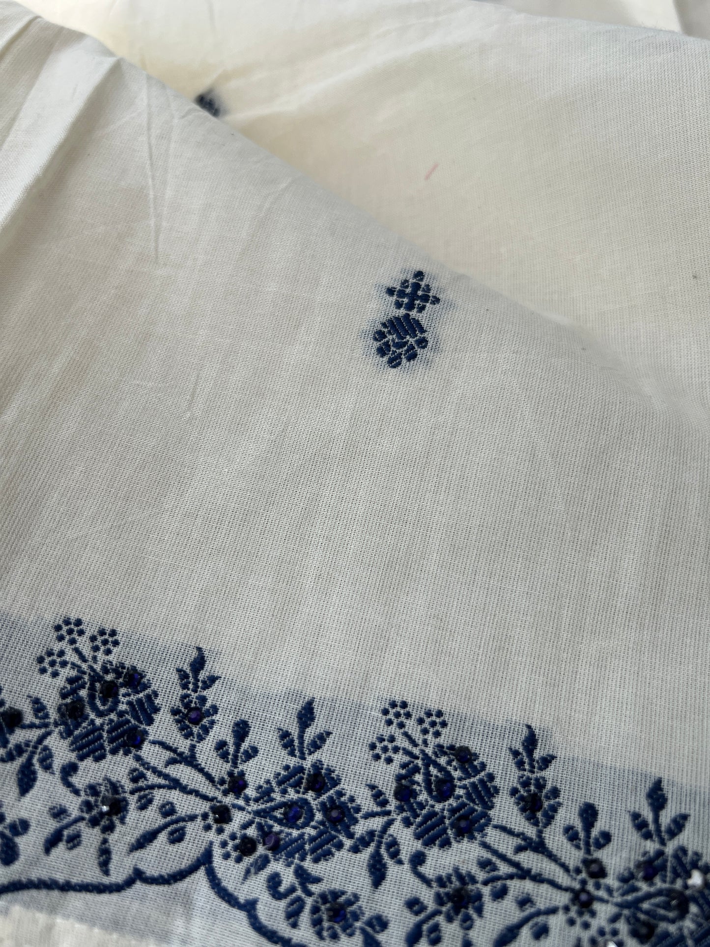 Classic Cotton Elegance in Blue & White
