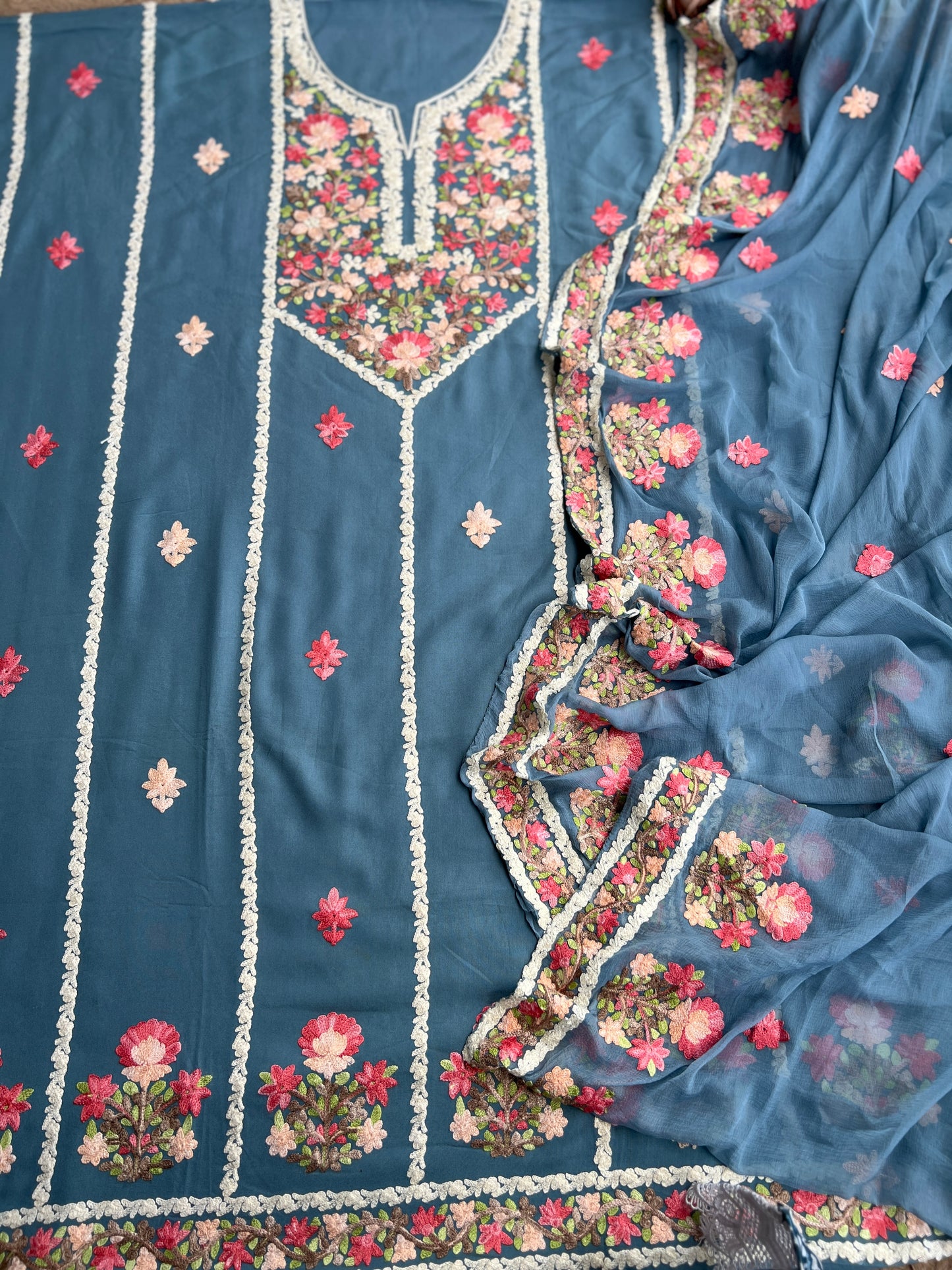 Elegance in Bloom: Timeless Kashmiri Salwar Suit with Chiffon Dupatta