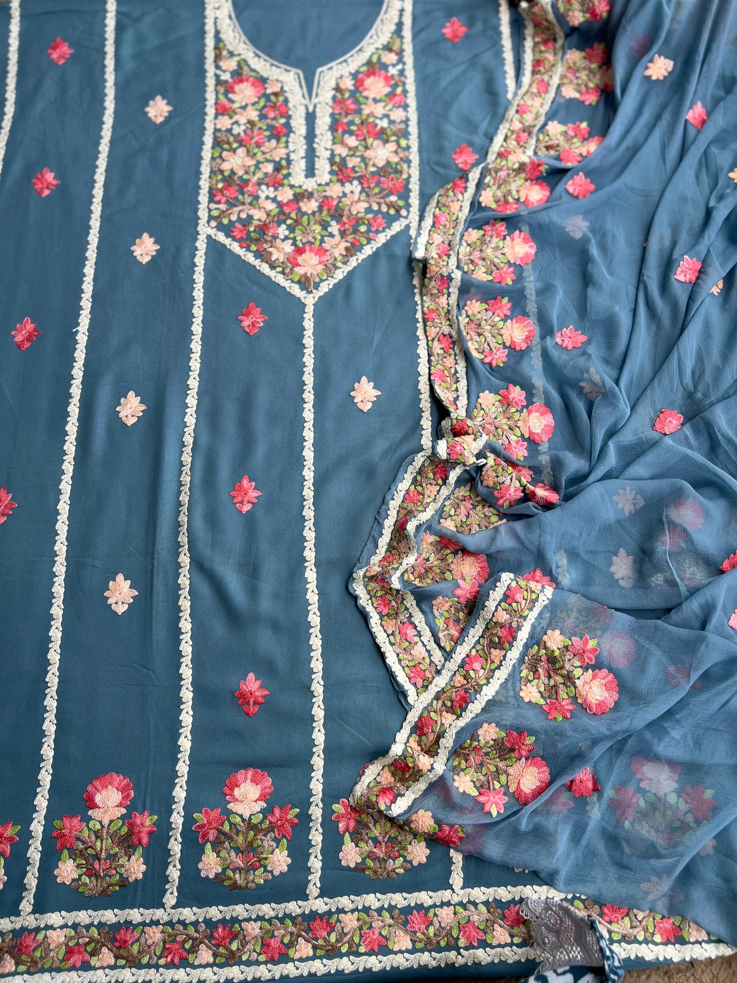 Elegance in Bloom: Timeless Kashmiri Salwar Suit with Chiffon Dupatta