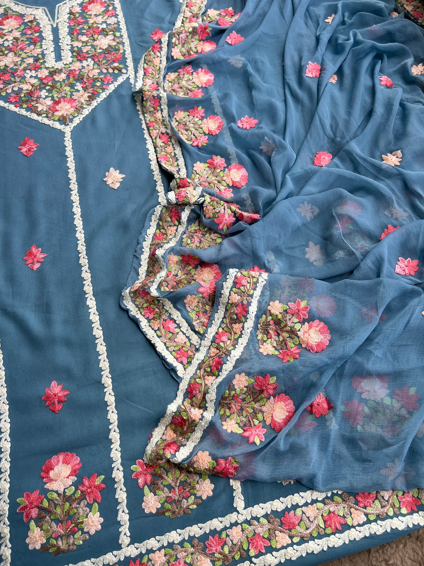 Elegance in Bloom: Timeless Kashmiri Salwar Suit with Chiffon Dupatta