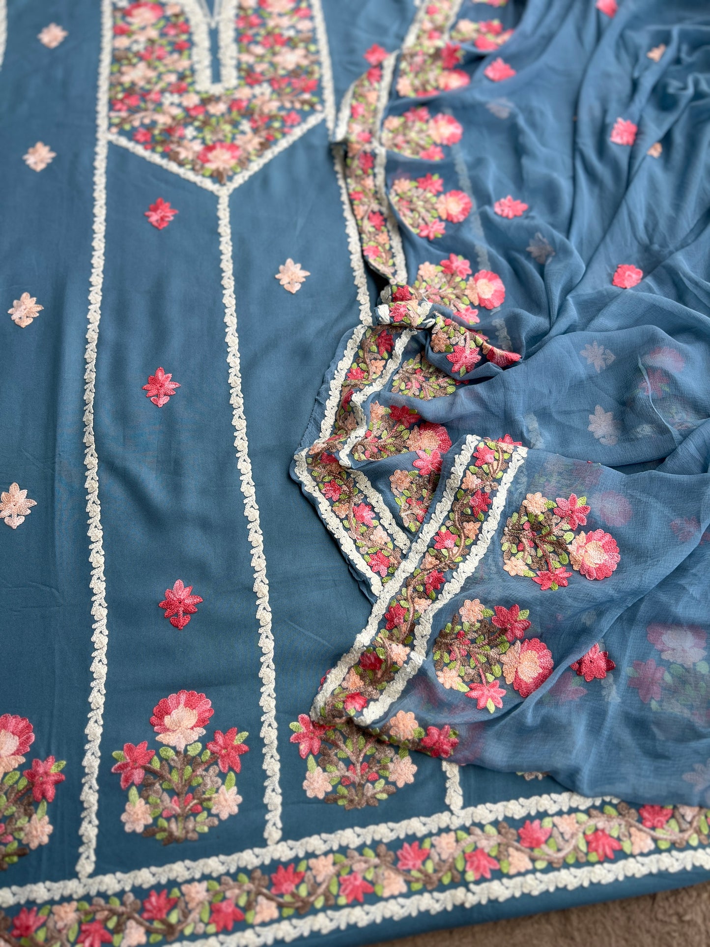 Elegance in Bloom: Timeless Kashmiri Salwar Suit with Chiffon Dupatta