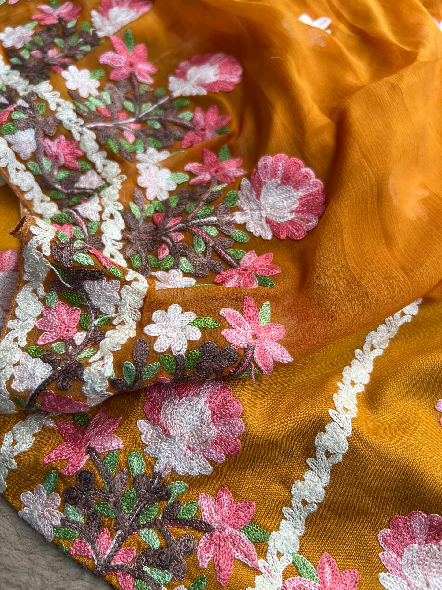 Elegance in Bloom: Timeless Kashmiri Salwar Suit with Chiffon Dupatta