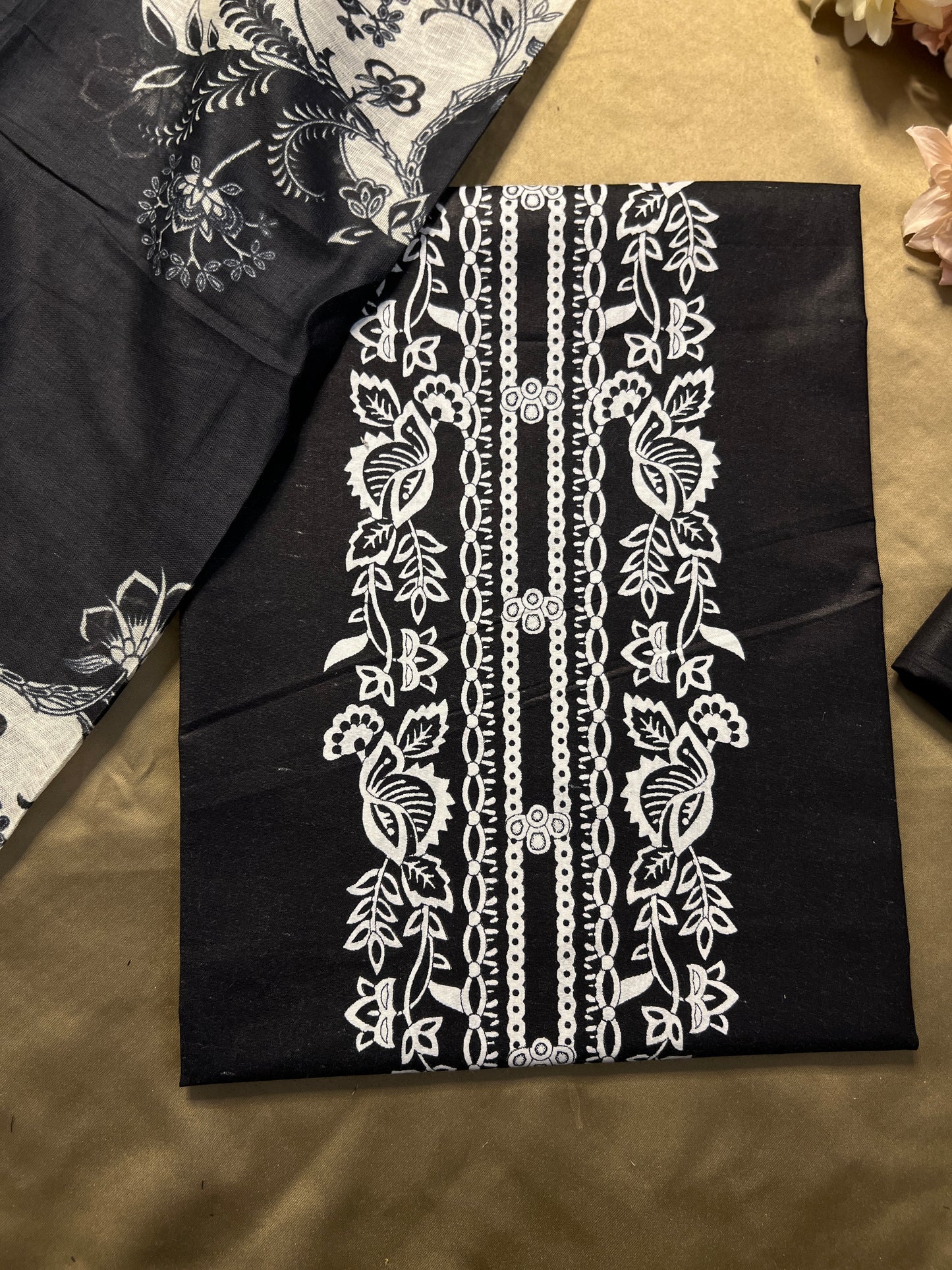 Monochrome Karachi Print Cotton Suit – Timeless Elegance)