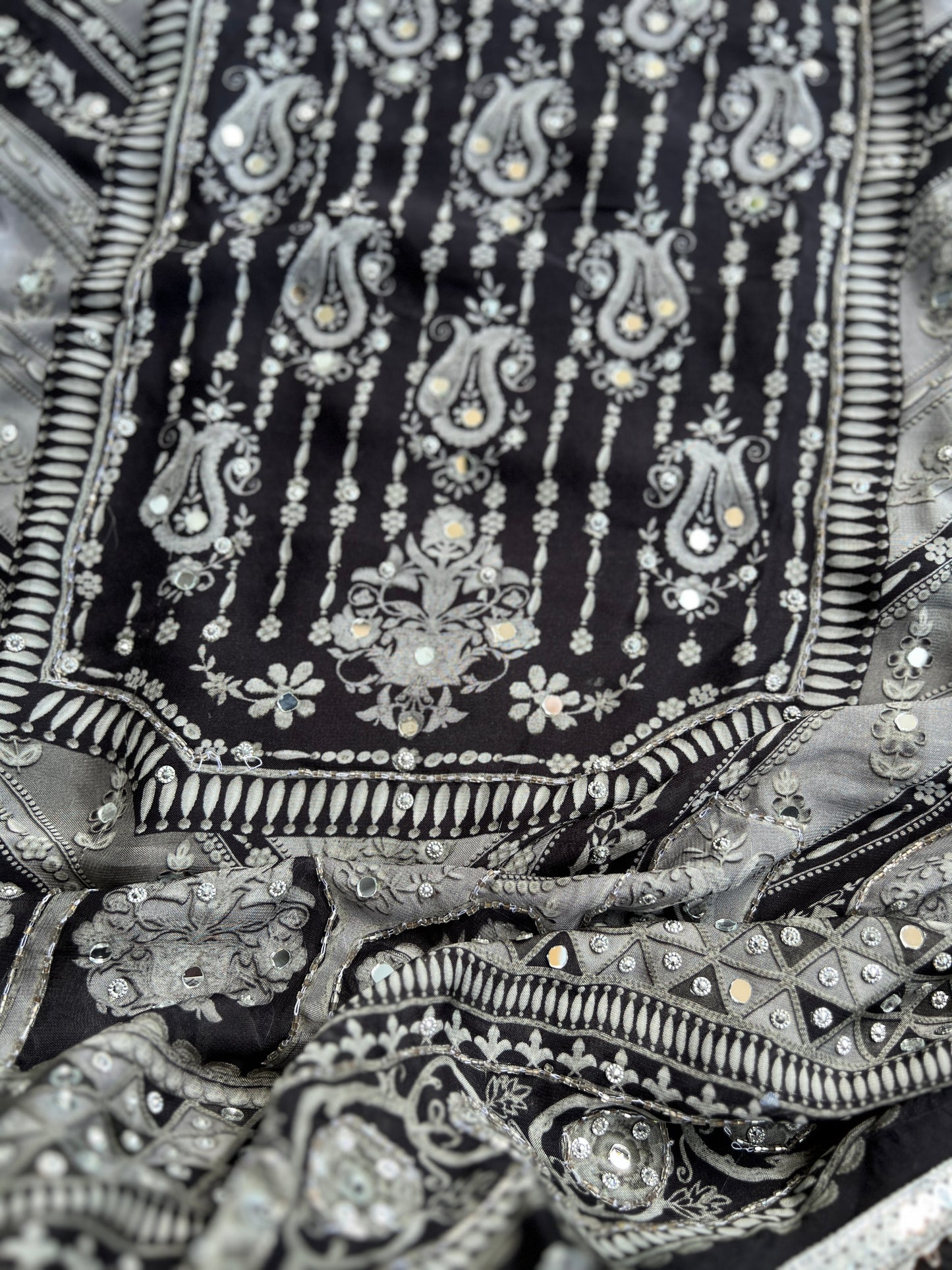 Black & White Elegance – Karachi Print Crepe Mirror Embroidered Suit