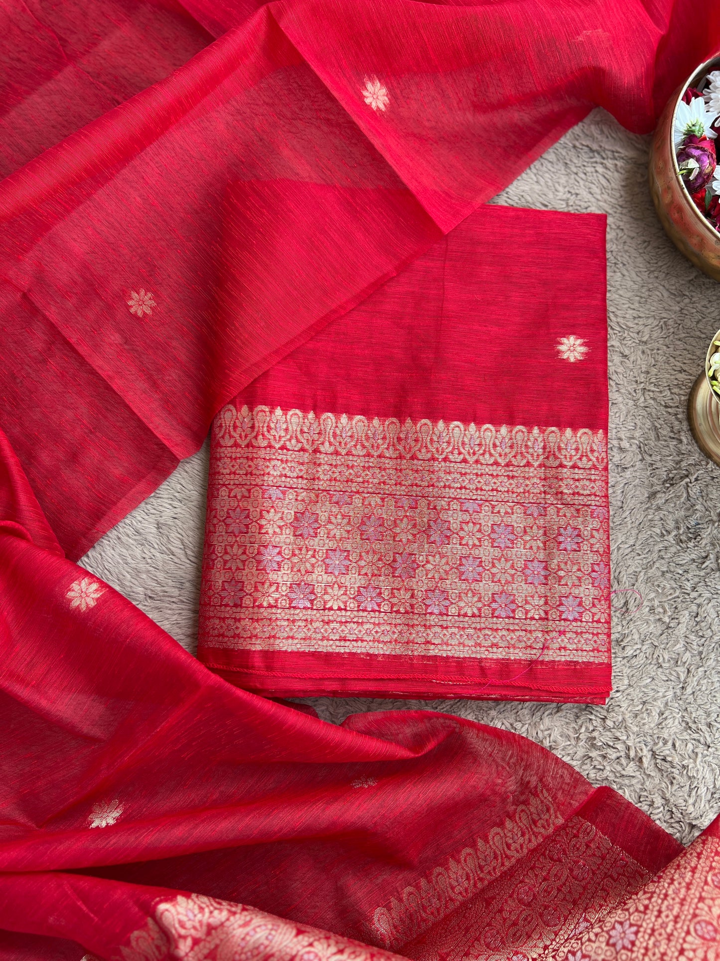 Handwoven Jamdani Elegance — A Timeless Weave of Tradition & Grace 💫