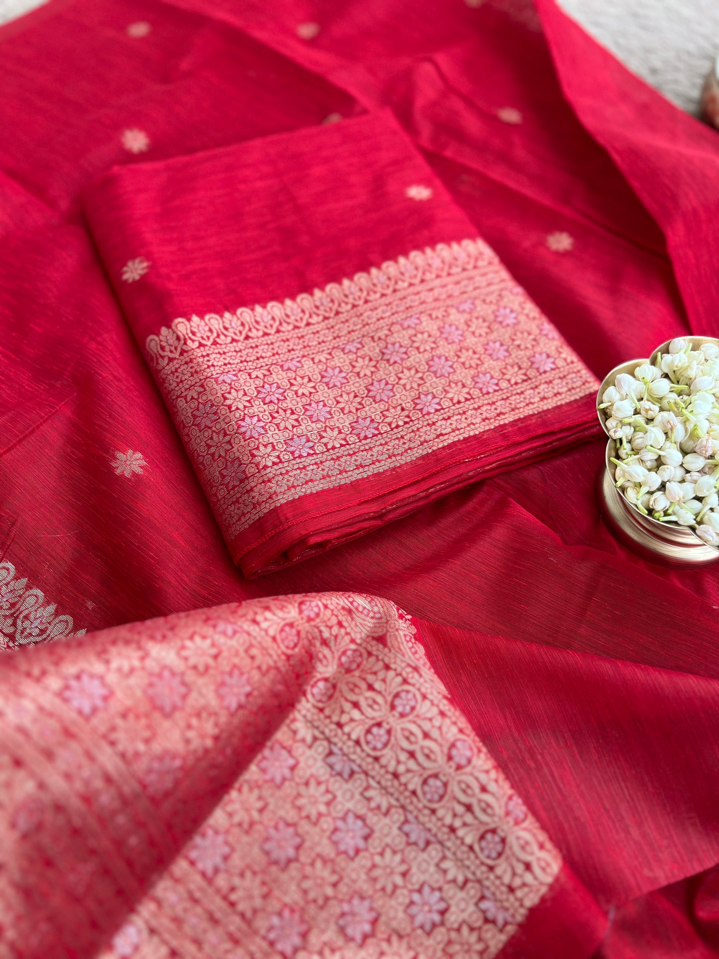 Handwoven Jamdani Elegance — A Timeless Weave of Tradition & Grace 💫