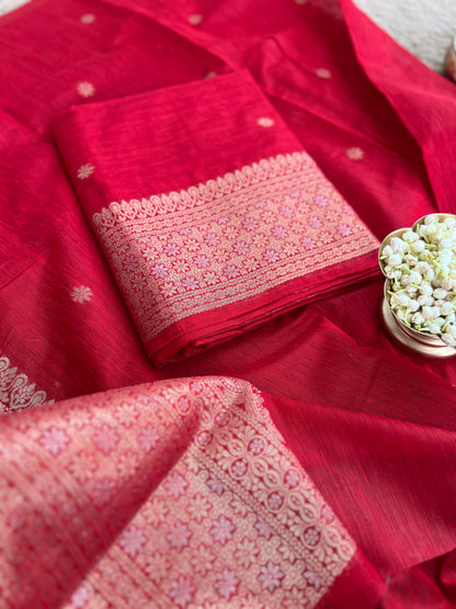 Handwoven Jamdani Elegance — A Timeless Weave of Tradition & Grace 💫