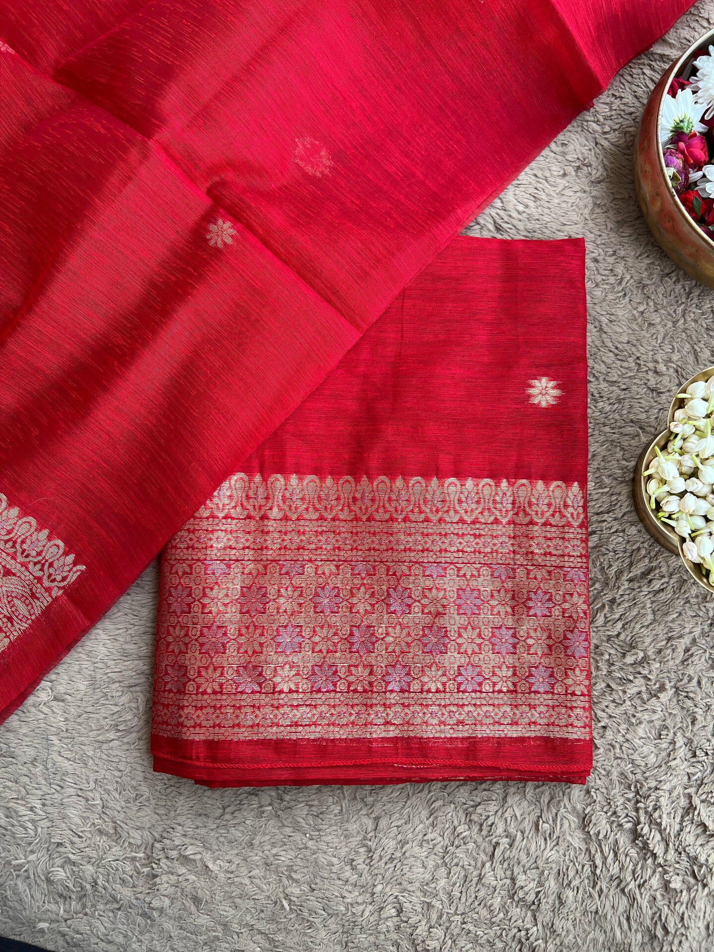 Handwoven Jamdani Elegance — A Timeless Weave of Tradition & Grace 💫