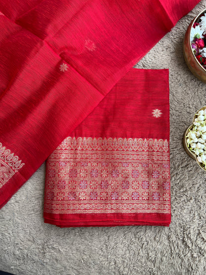 Handwoven Jamdani Elegance — A Timeless Weave of Tradition & Grace 💫