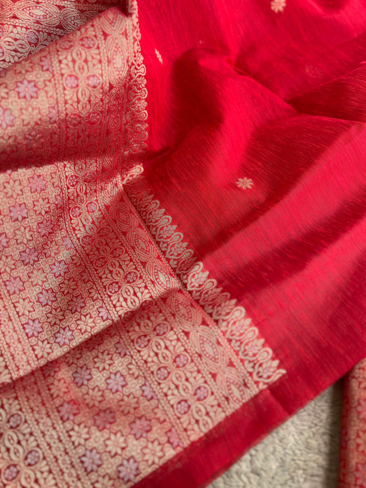 Handwoven Jamdani Elegance — A Timeless Weave of Tradition & Grace 💫