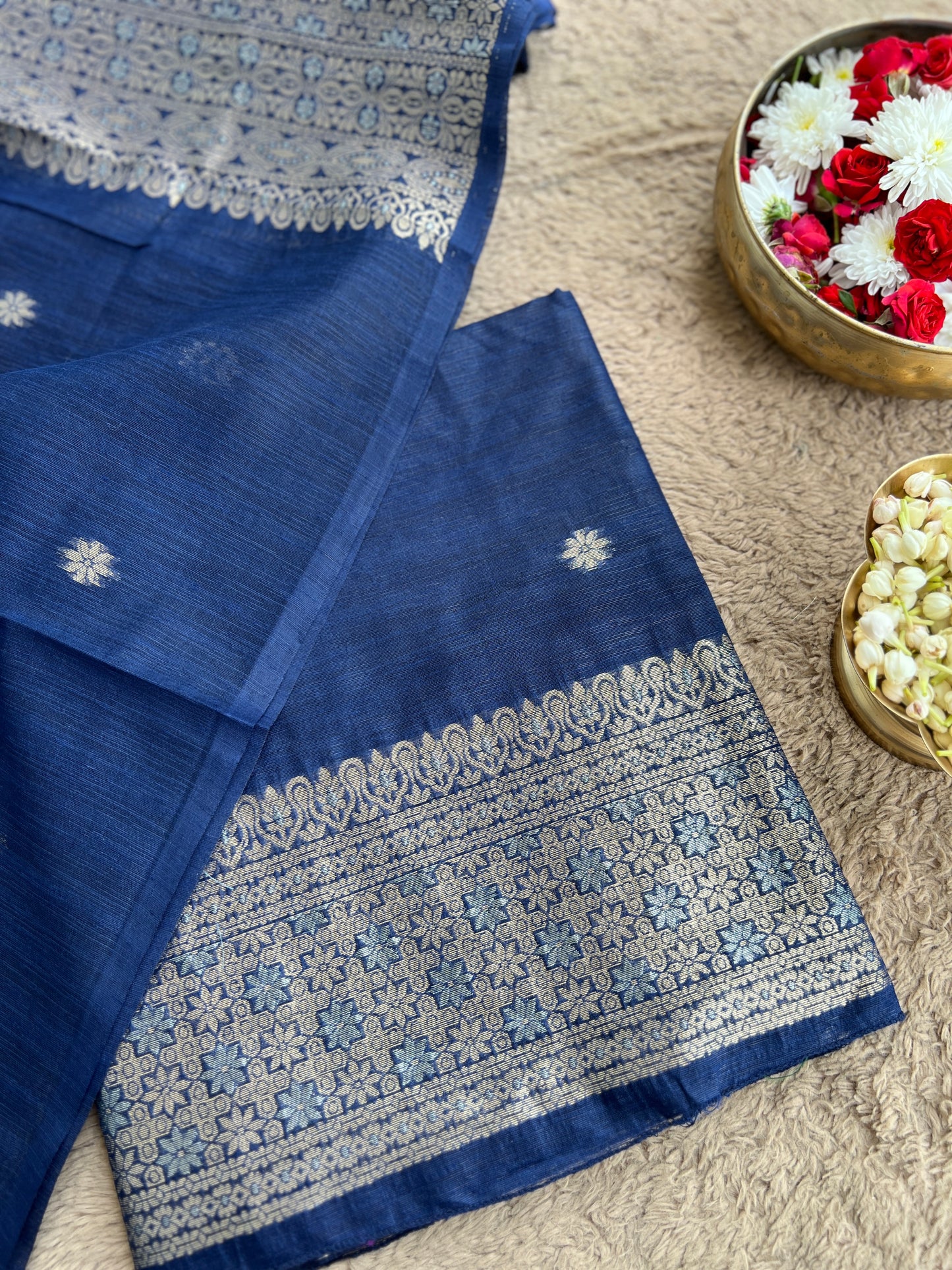Handwoven Jamdani Elegance — A Timeless Weave of Tradition & Grace 💫