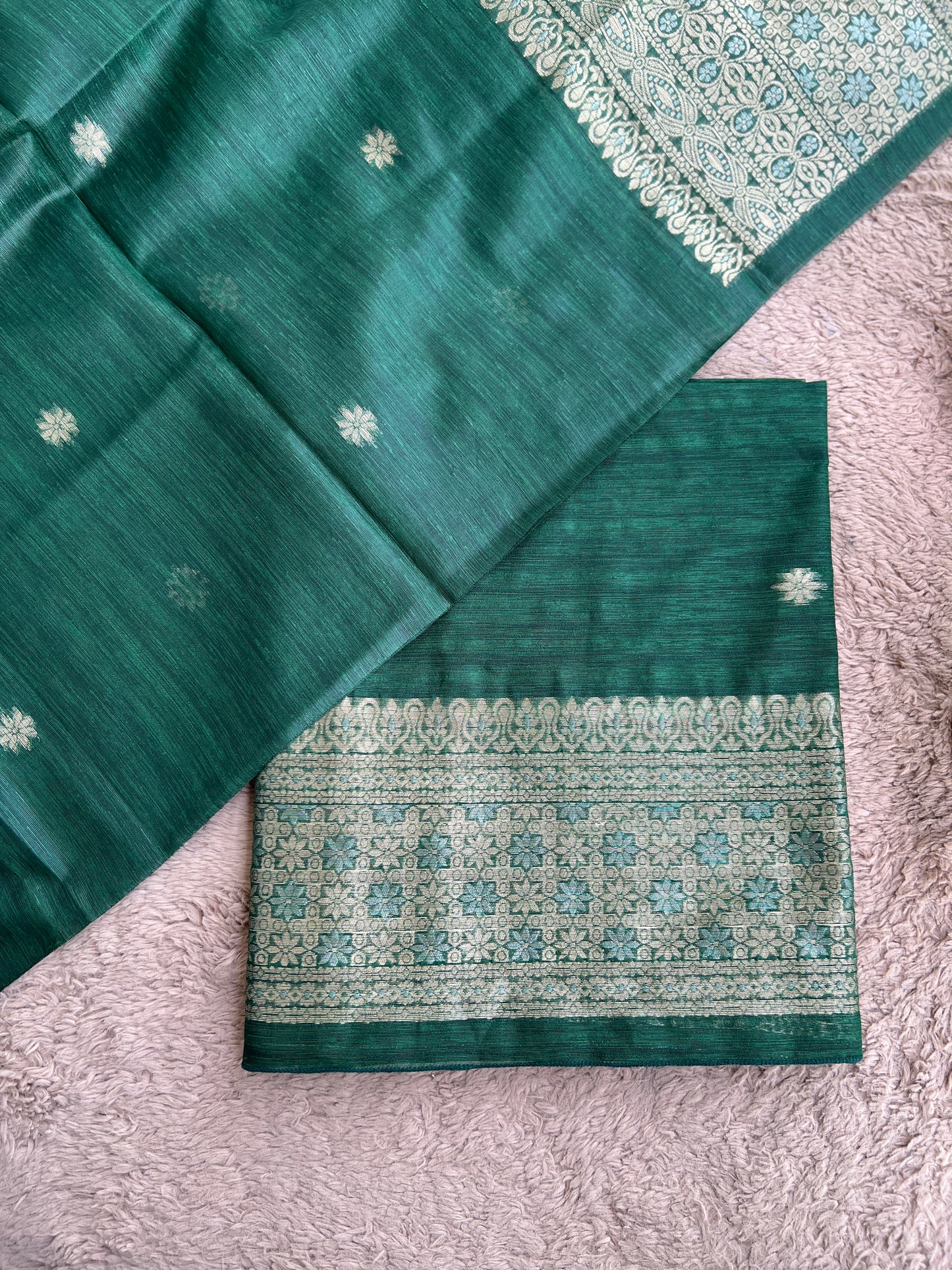 Handwoven Jamdani Elegance — A Timeless Weave of Tradition & Grace 💫