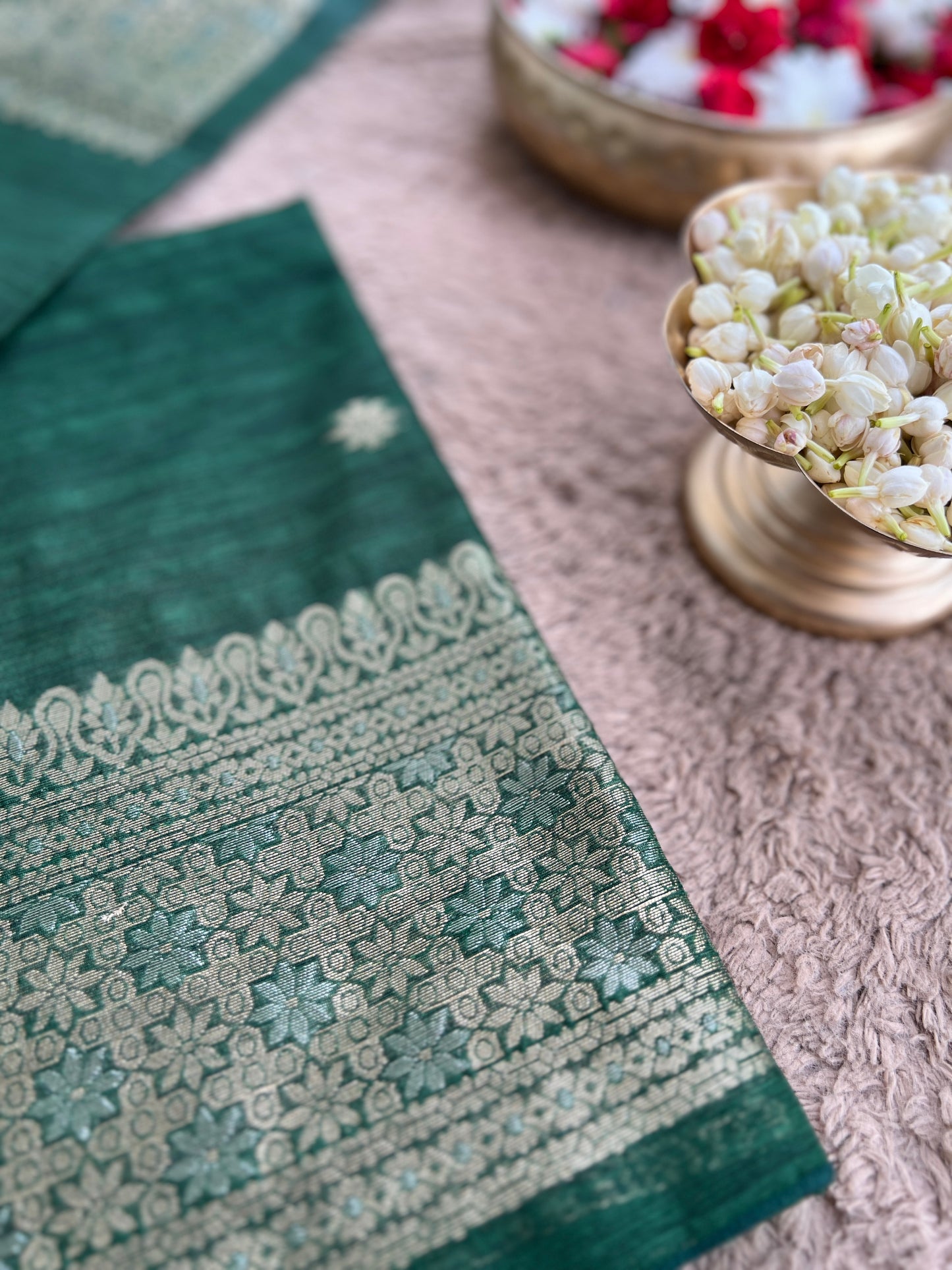 Handwoven Jamdani Elegance — A Timeless Weave of Tradition & Grace 💫
