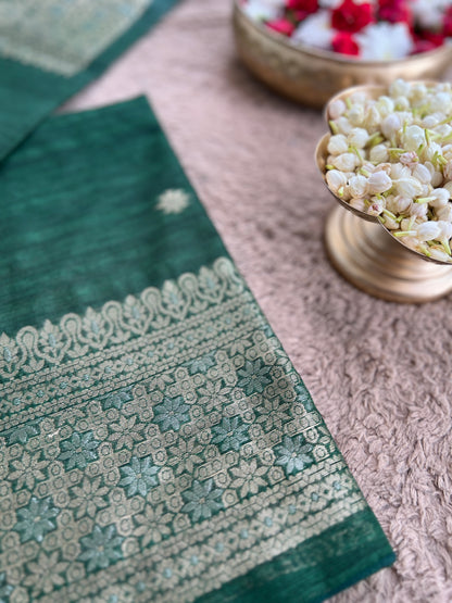 Handwoven Jamdani Elegance — A Timeless Weave of Tradition & Grace 💫