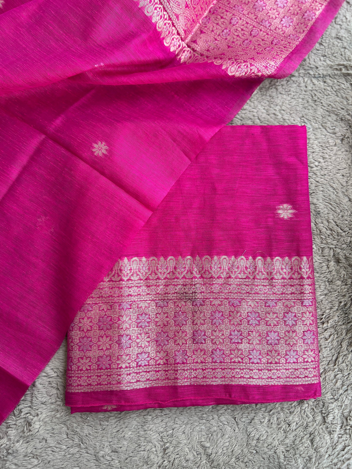 Handwoven Jamdani Elegance — A Timeless Weave of Tradition & Grace 💫