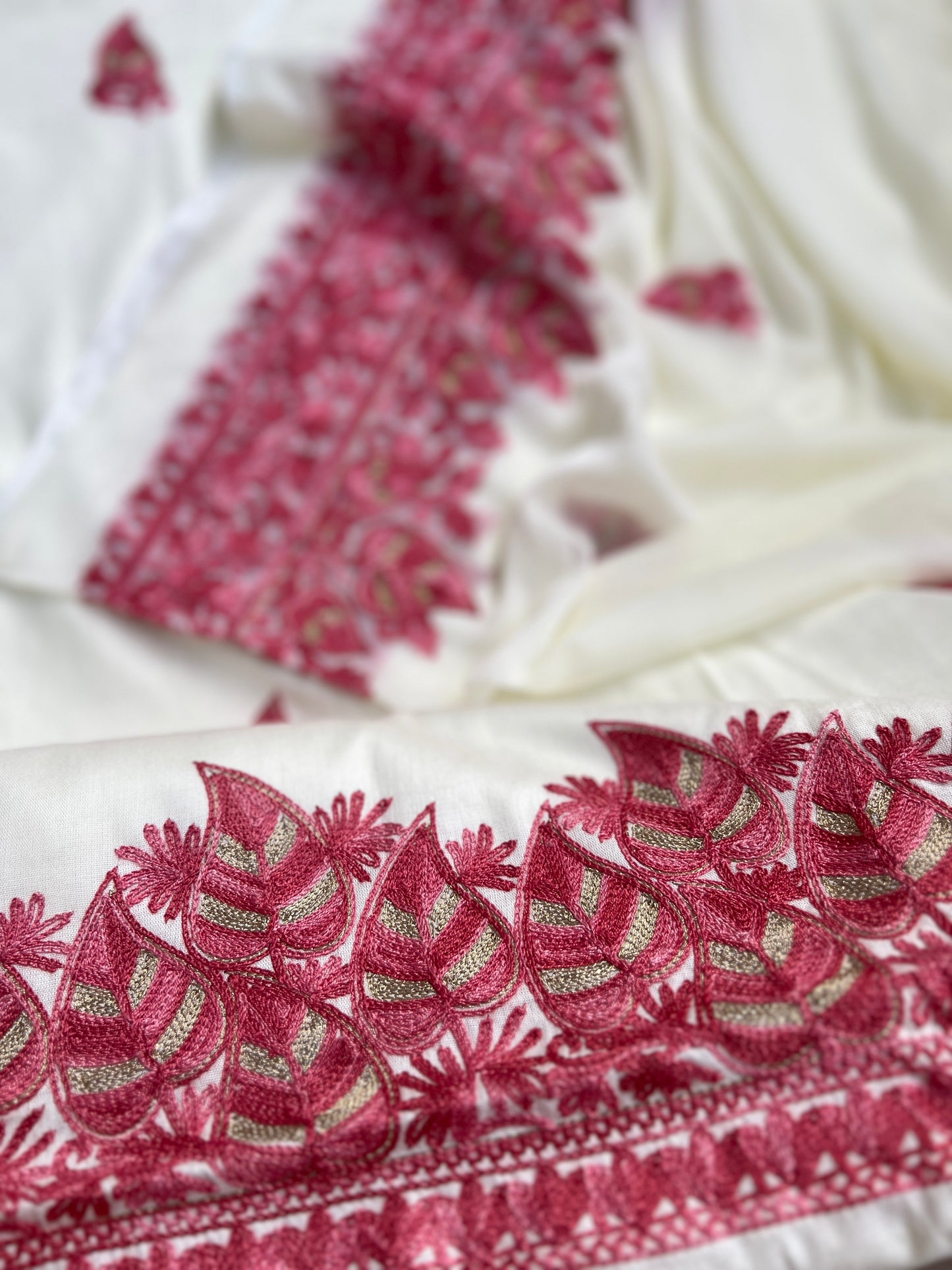 Elegant Vanilla Off-White Suit with Pink Kashmiri Embroidery & Chiffon Dupatta
