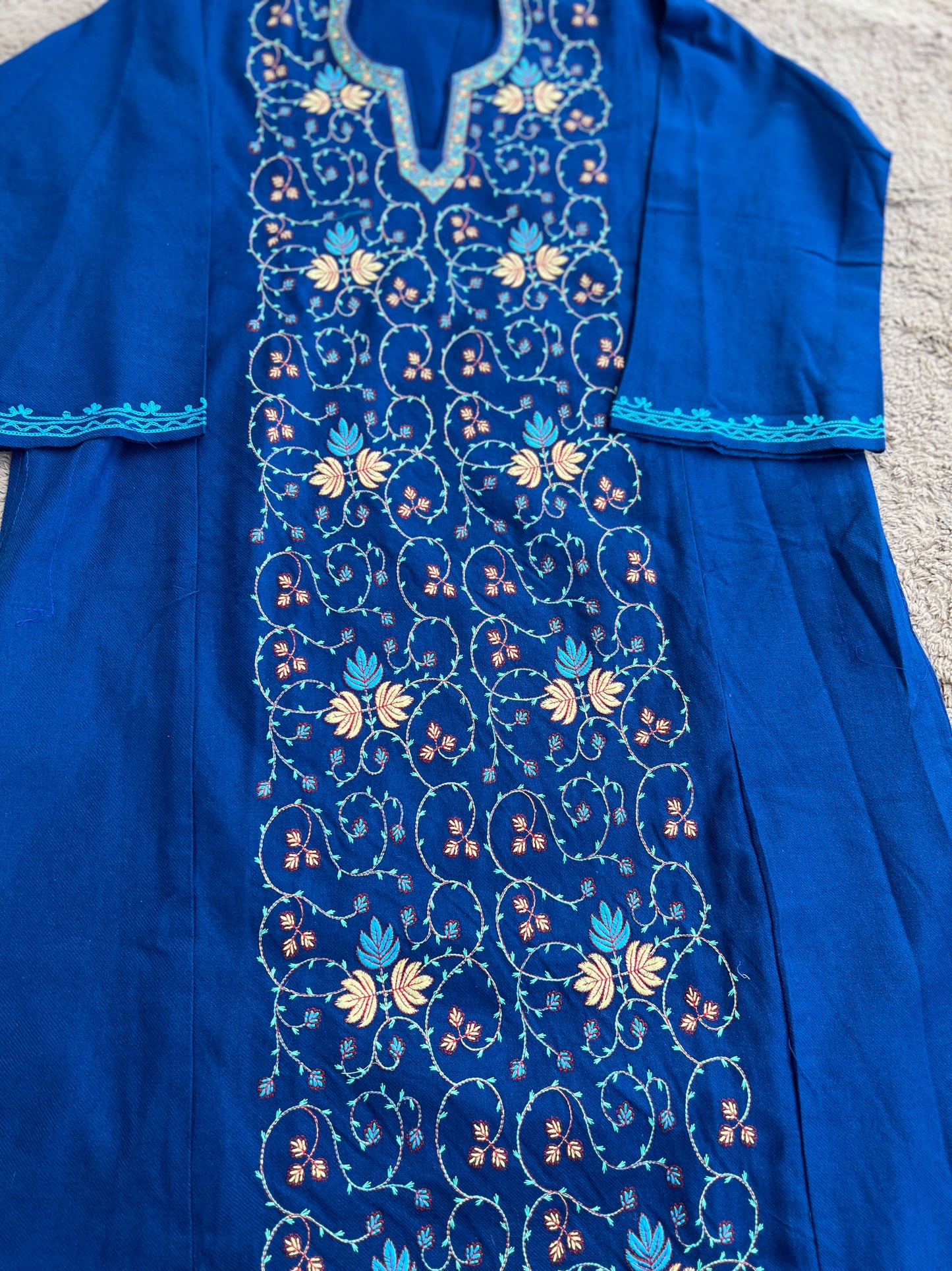 Kashmiri Free-Size Woolen Pheran – Winter Sale Exclusive!